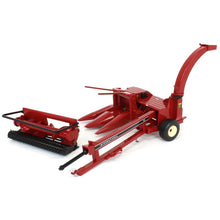 Load image into Gallery viewer, 1/16 International Harvester 781 Forage Harvester with Corn &amp; Hay Heads
