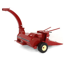 Load image into Gallery viewer, 1/16 International Harvester 781 Forage Harvester with Corn &amp; Hay Heads
